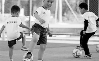 小孩15岁可以踢足球吗，小孩15岁可以踢足球吗为什么